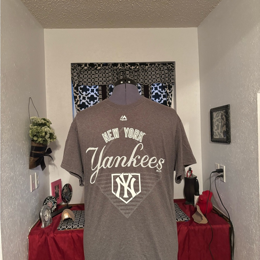 Majestic Gray Yankees Short Sleeve Tee